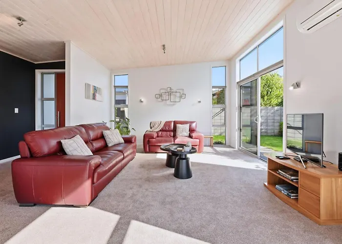 Kowhai Views - Stylish & Modern In Great Location *