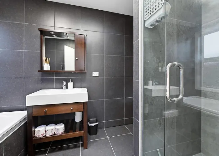 Kowhai Views - Stylish & Modern In Great Location *