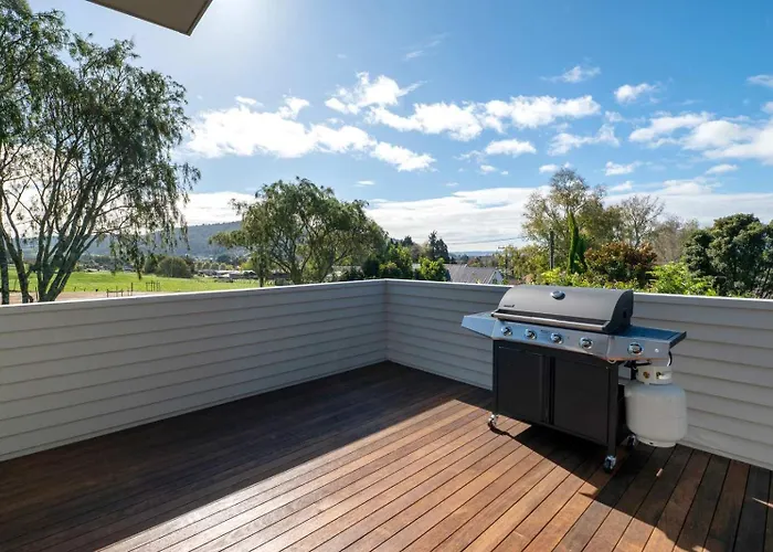 Kowhai Views - Stylish & Modern In Great Location *