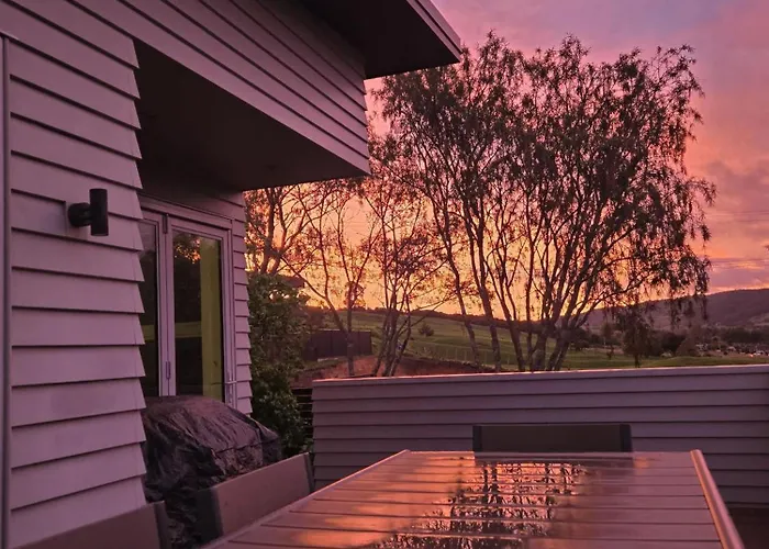 Kowhai Views - Stylish & Modern In Great Location *